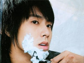 男生几岁可以刮胡子啊,男生几岁能刮鬓角胡子