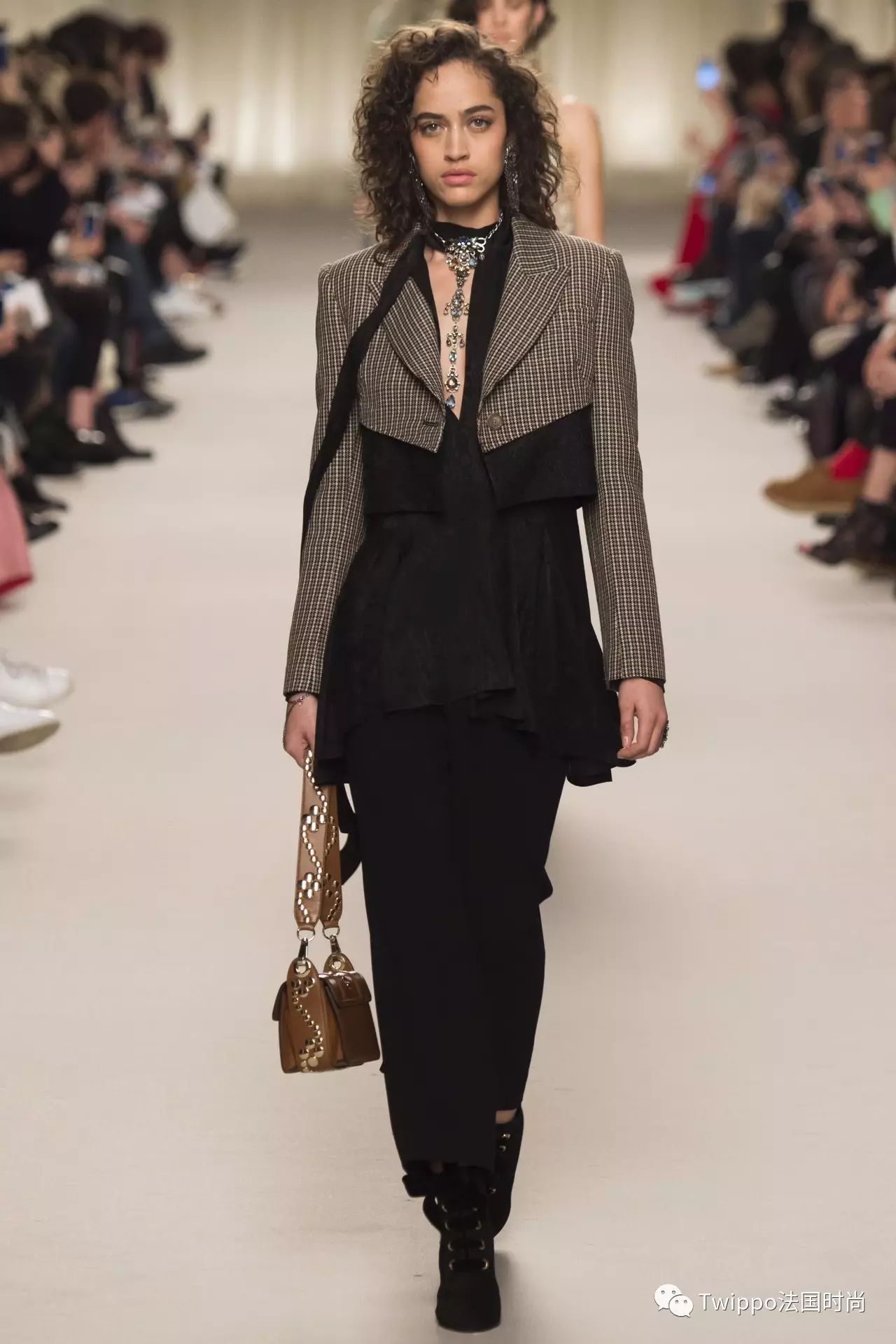 今年流行格纹西装还是纯色的,复古西装格纹西装哪个好看