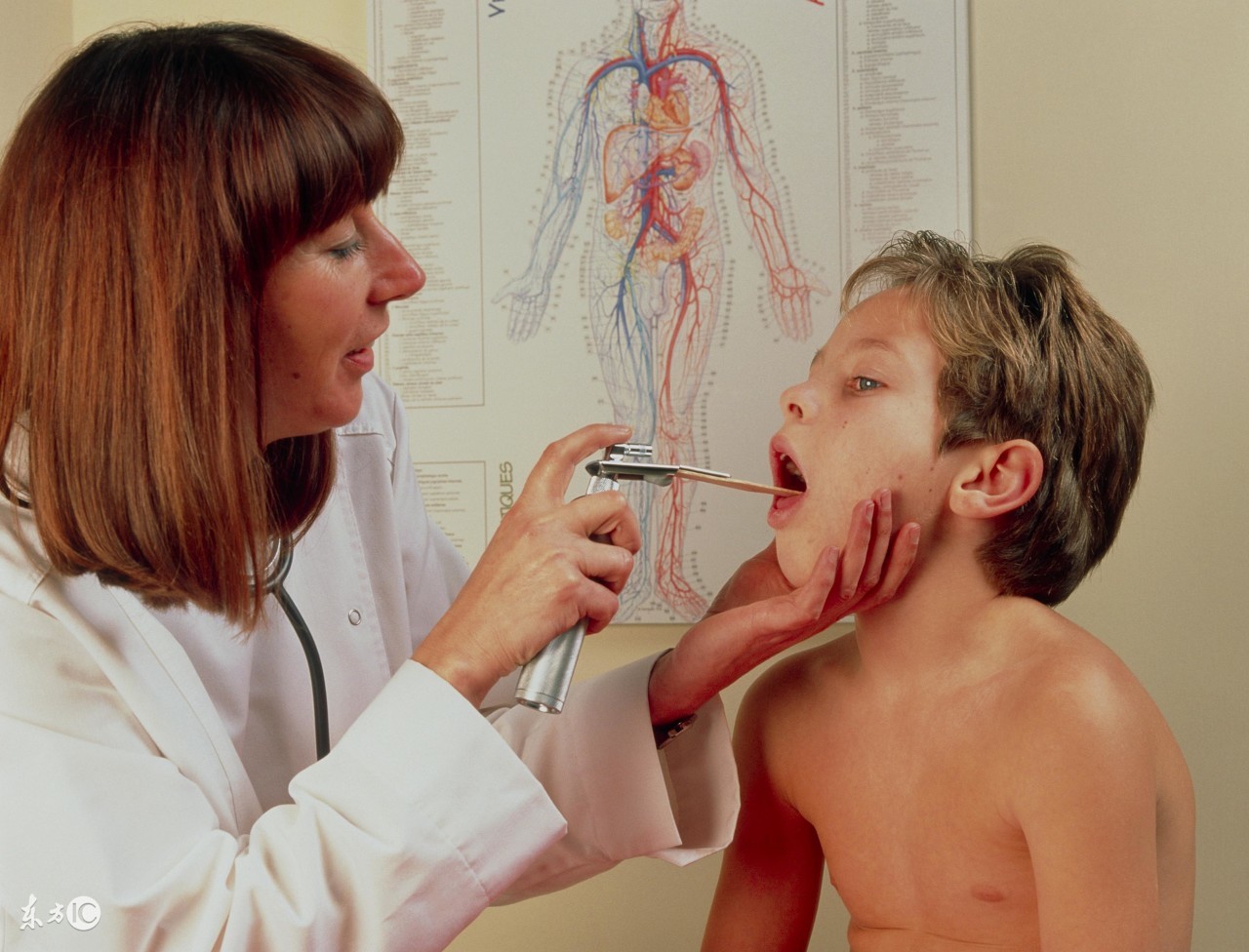 一张嘴嗓子就干咳,一张嘴就喉咙痛咳出血丝