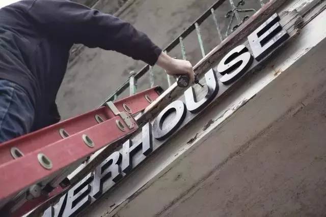 破败的房子重新焕发生机,原本破旧的房子变得焕然一新