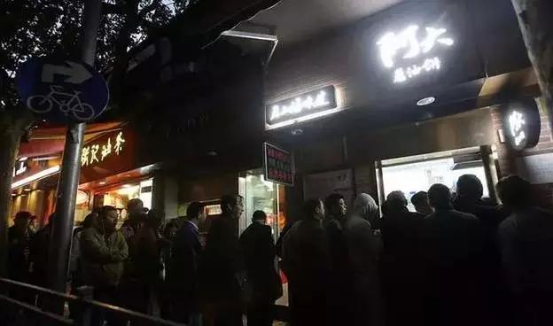 这年头店门口不站点黄牛，好意思说自己是网红？