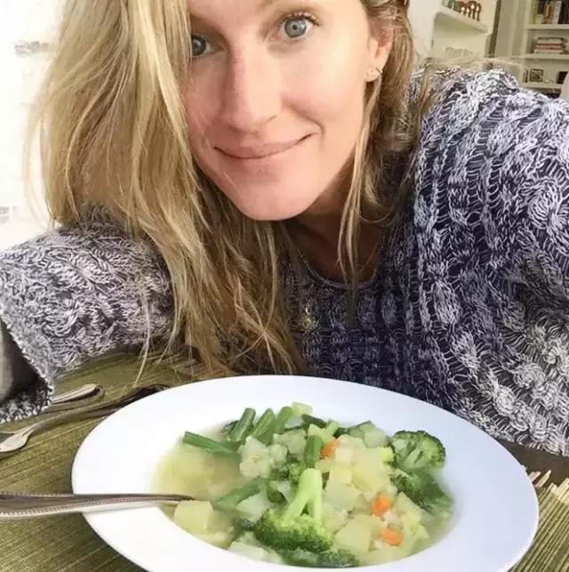 女明星为了减肥竟然这么拼！水煮就算了，有的还吃蛐蛐···