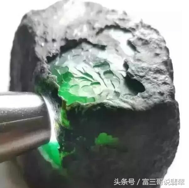 最牛赌石一夜暴富130万,赌石现场一刀赚18个亿帝王绿