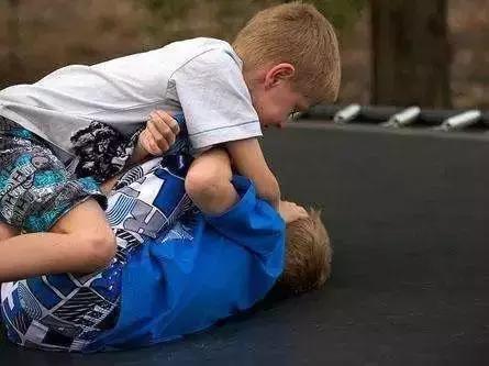 孩子爱打人的三个原因六个对策,小孩子打人要怎么纠正