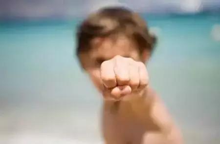 孩子爱打人的三个原因六个对策,小孩子打人要怎么纠正