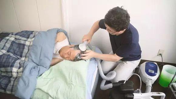 岛国研发让你躺在床上都能洗头的机器，满屏都是不可描述的画风！