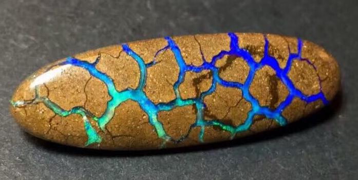 五彩斑斓的欧泊,欧泊石多少钱一克