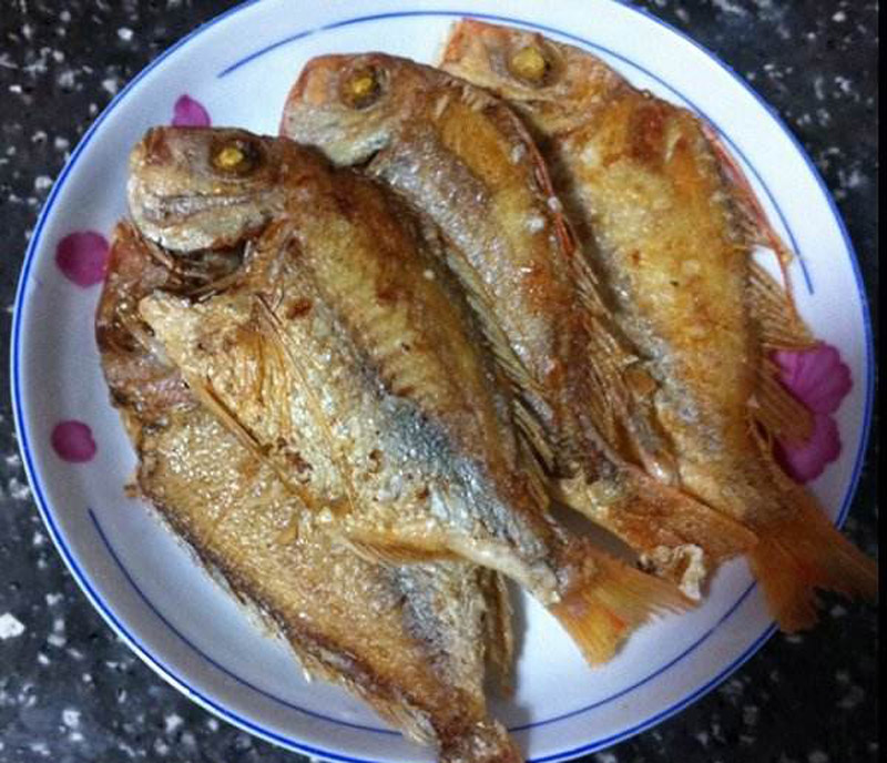 煎鱼时怎么样避免油溅出来,有什么妙招煎鱼不粘锅