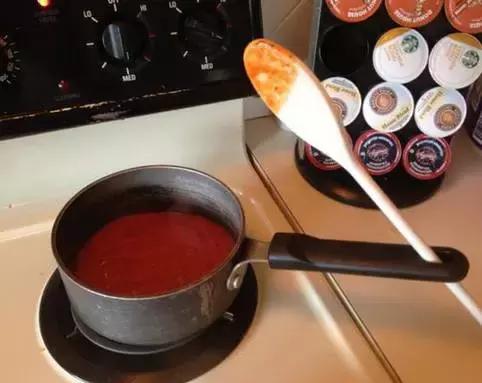 长柄锅的孔放勺子,长柄锅手柄有个洞