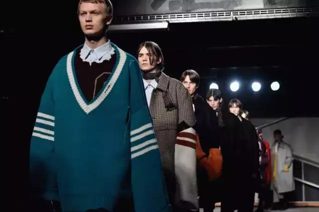 潮牌vetements带俄罗斯字母,vetement官方旗舰店潮牌