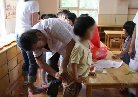 5岁孩子尿尿疼还有点出血,小孩小便痛还带血是怎么回事