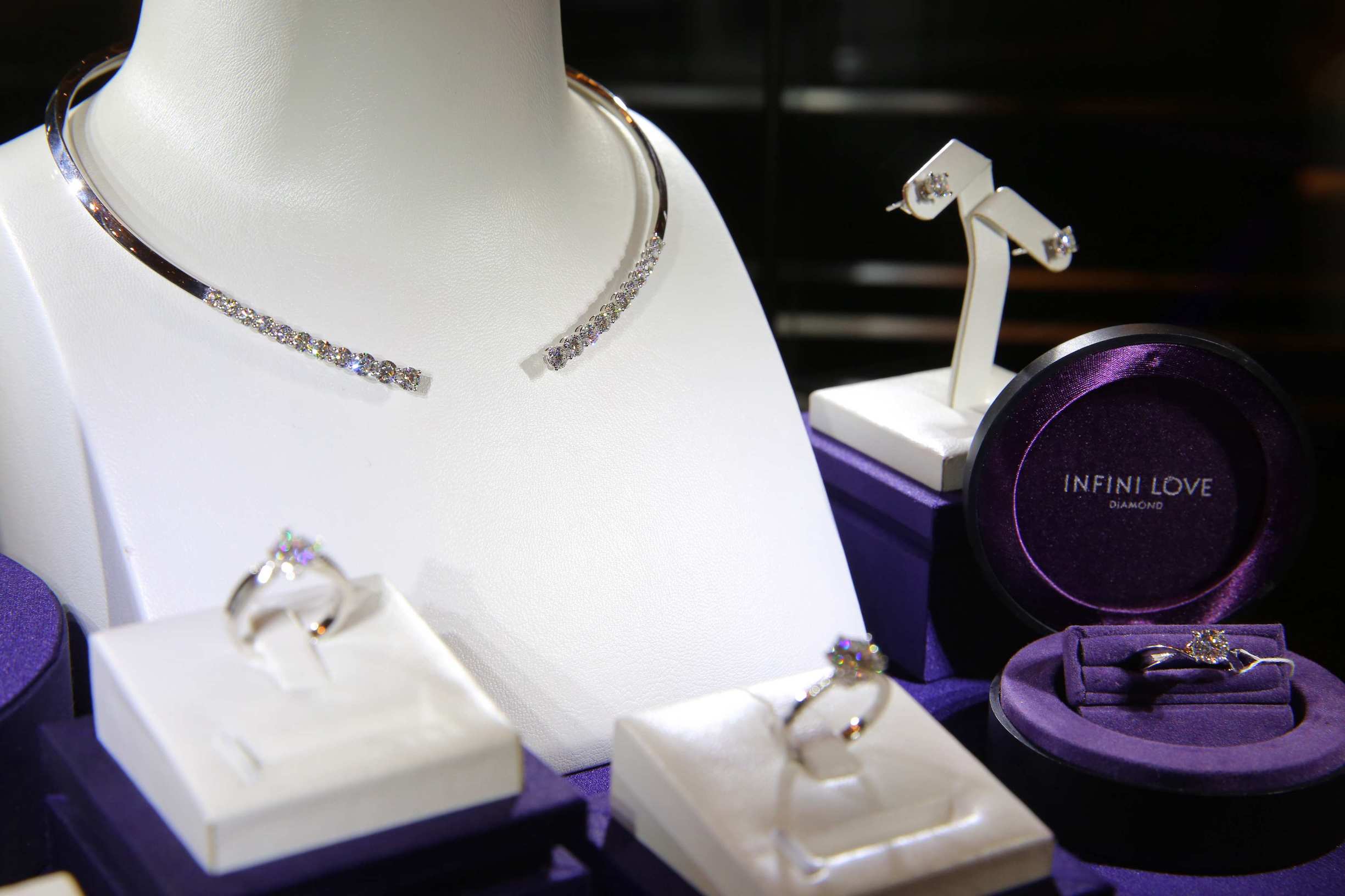 周生生高端系列全爱钻由谁代言 (周生生官方旗舰店全爱钻项链)