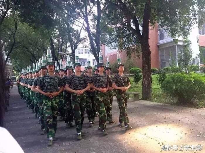 大学生军训都快结束了，没晒黑的同学肯定都不是学霸