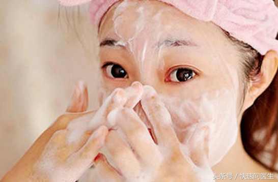 洗面奶深层洁肤力度不够？不妨试试牙膏洗脸吧，偶尔用一下水嫩白