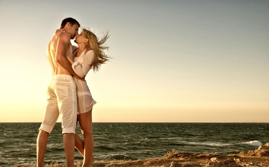 他为了她放弃高薪职业,奔赴千里之外她所在的城,而她却对他说