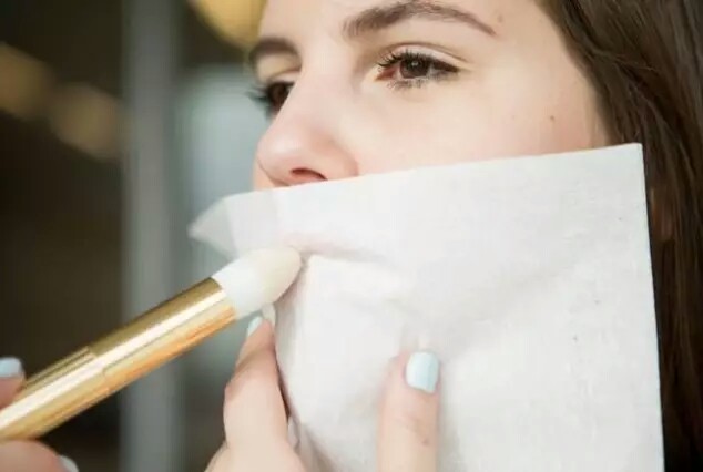 尴尬,你的口红沾到牙齿上了!