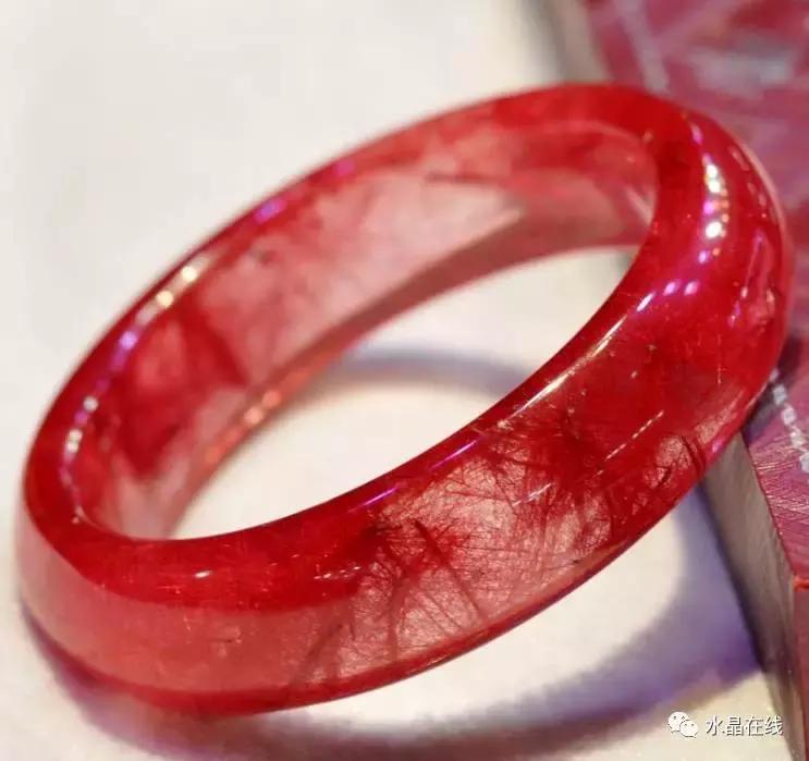 该怎么鉴别真水晶和假水晶,如何辨别真的水晶和假的水晶