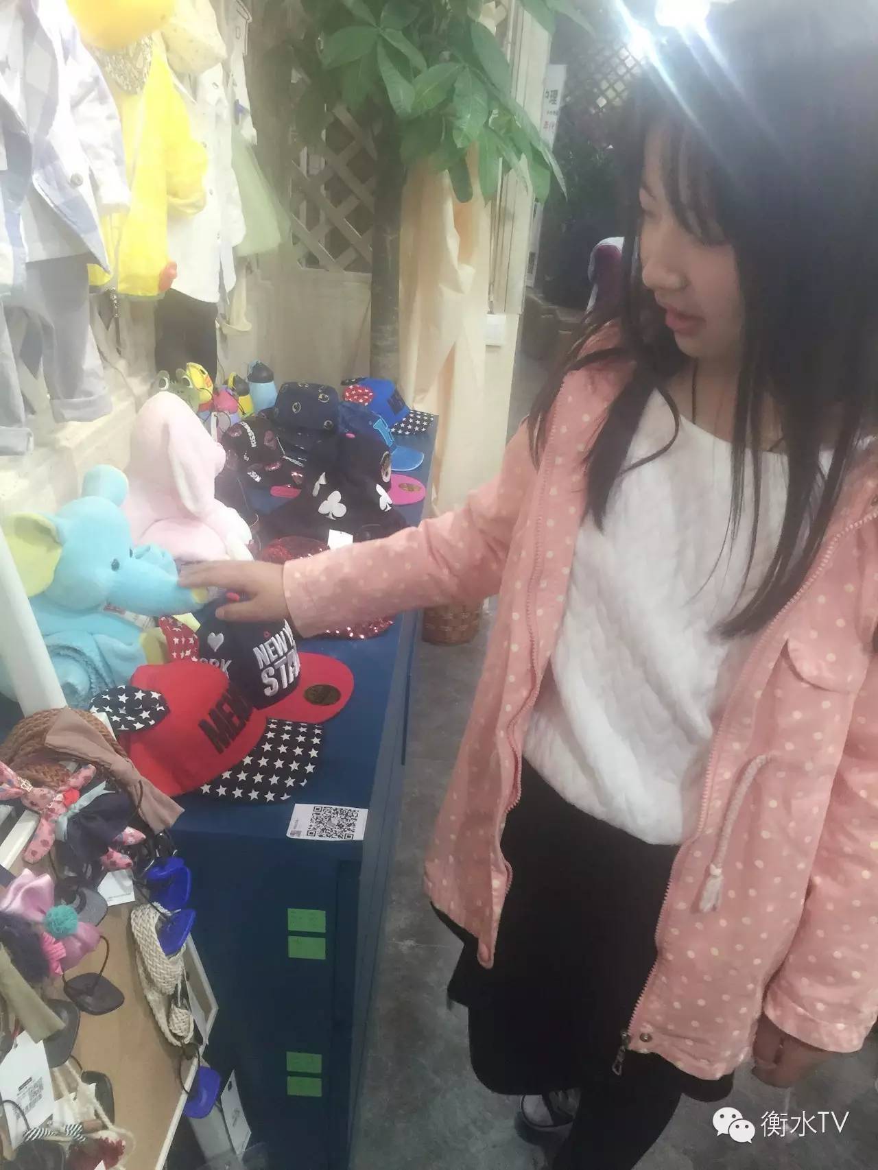 衡水10岁顾客酷似Angelababy，3·15惊现一韩国童装店，店长惊呼不要太像打折送衣～