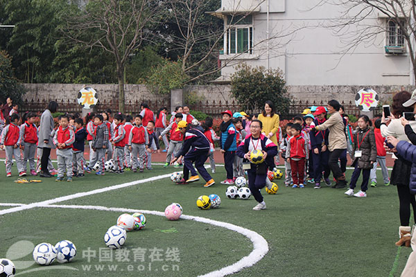 香港师生体验红色之旅,香港师生前来西安学校交流学习