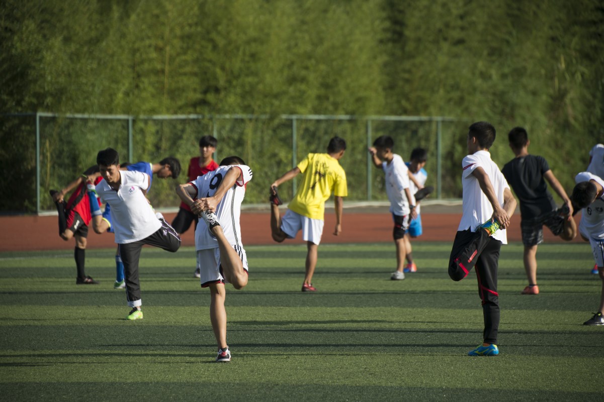 上海踢咖体育发展有限公司总经理郭伟一行访问兴义中学