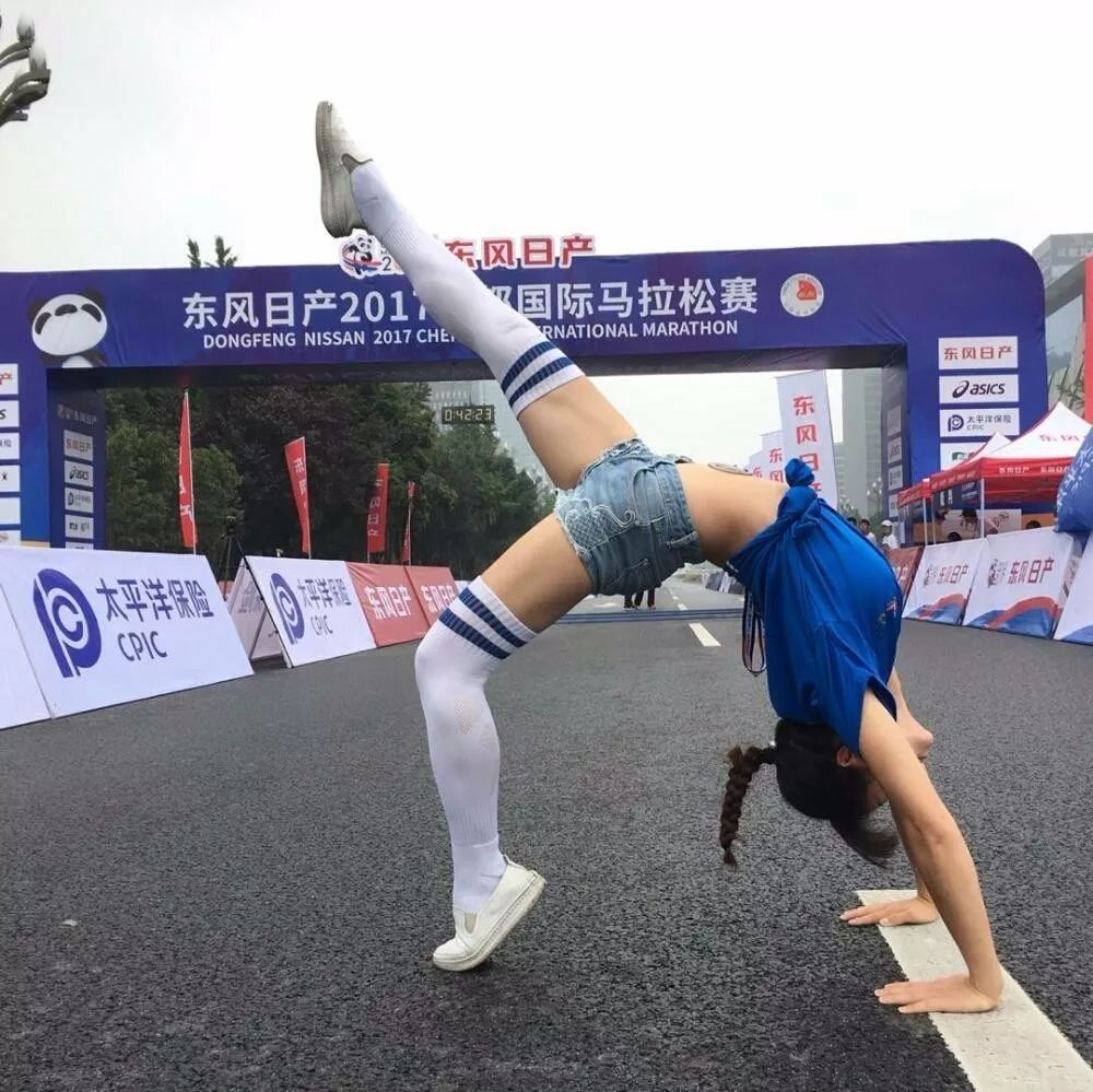 成都女子马拉松比赛视频,国际女子马拉松视频