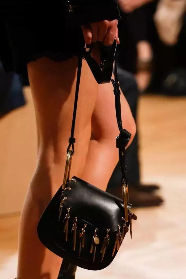 高圆圆背的小众包包,高圆圆同款刺绣包大号还是中号