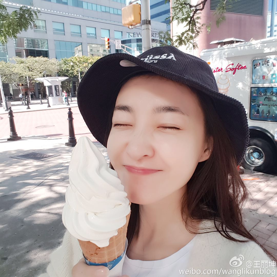 王丽坤深v礼服照,王丽坤抹胸搭银色礼服