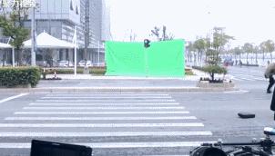 假摔、吊威亚、真人被撞飞，影视剧中的车祸戏是这么拍的？！