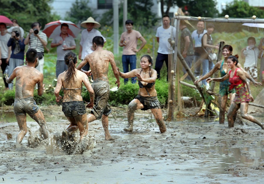 泥地足球赛完整版,泥地足球比赛视频大全