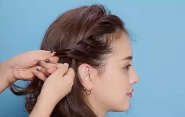 周冬雨发型同款刘海编发教程,周冬雨春风十里不如你编发