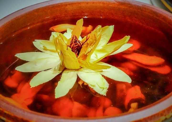 小姐！杭州好，杭州住多了对皮肤好！