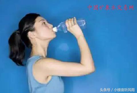 桶装水长青苔还能喝吗,露天鱼池长青苔处理方法