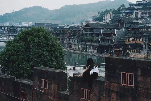 《景区包场指南》：如何在人肉堆里拍出“空无一人”的照片？