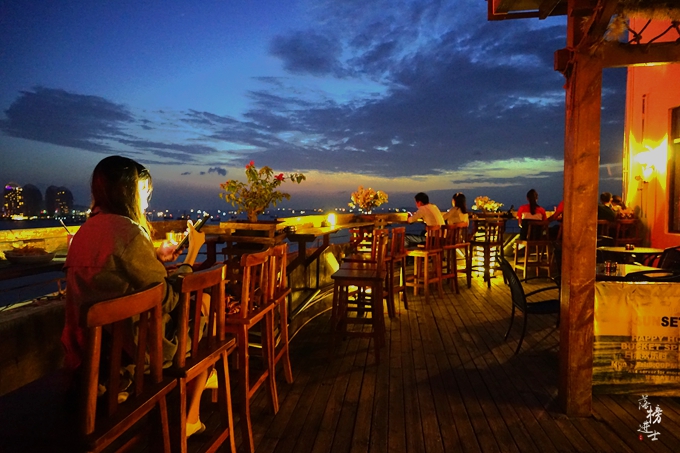 三亚天气一直显示下雨能去吗,十月中旬三亚天气下雨吗