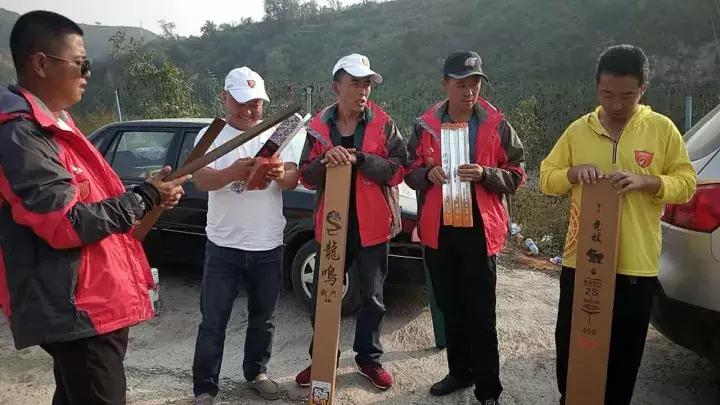 一群老大爷钓鱼,一群大爷岸上钓鱼