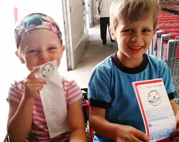 他是一名超市检票员，却依靠神奇画风，给大家带来快乐