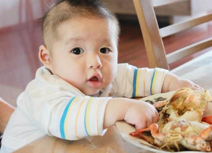 宝宝湿疹妈妈能吃青蟹吗,哺乳期吃螃蟹过敏吃什么最快解决