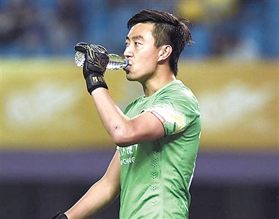 踢足球喝什么,踢足球一天喝多少水合适