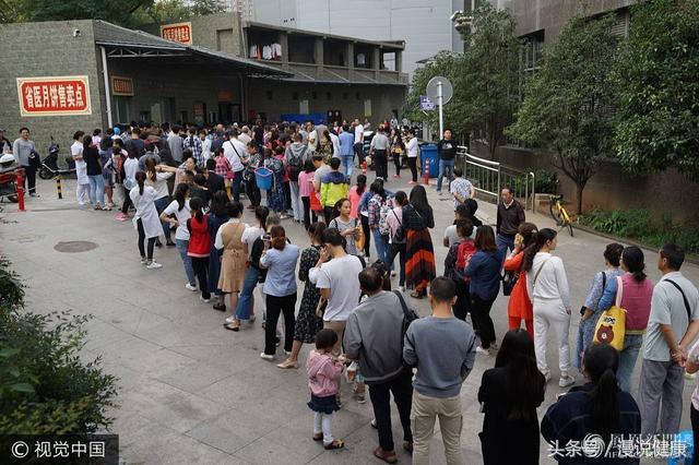 医院排长队不为看病只为买月饼，你可知一个月饼等于五个炸鸡腿？