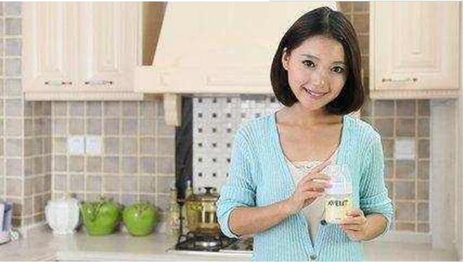 无知妈妈空腹给宝宝吃好多营养品,无知妈妈给宝宝尝试进食