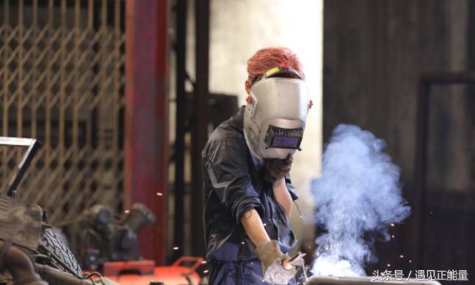 鹿晗变电焊工花絮,鹿晗变身修车工