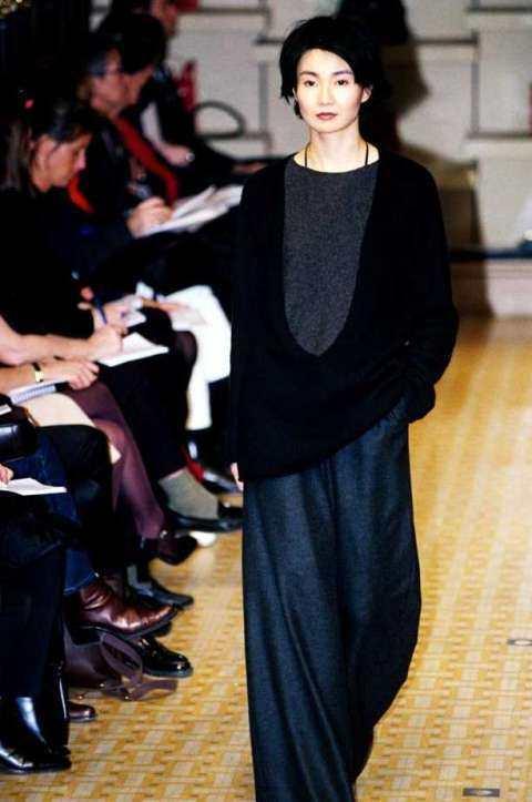 张曼玉走秀只能用高级来形容，而范爷这T台姿势眼神和张馨予好像