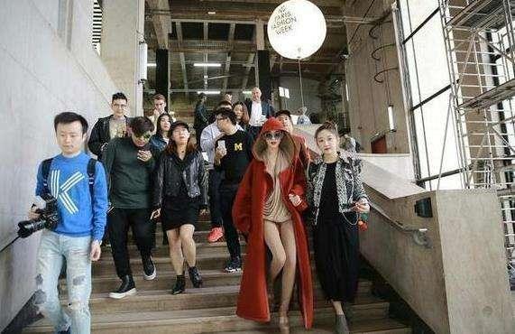 张曼玉走秀只能用高级来形容，而范爷这T台姿势眼神和张馨予好像