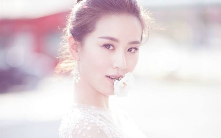 一条颈纹老十岁教你一招淡化,年纪小就有一条很深的颈纹