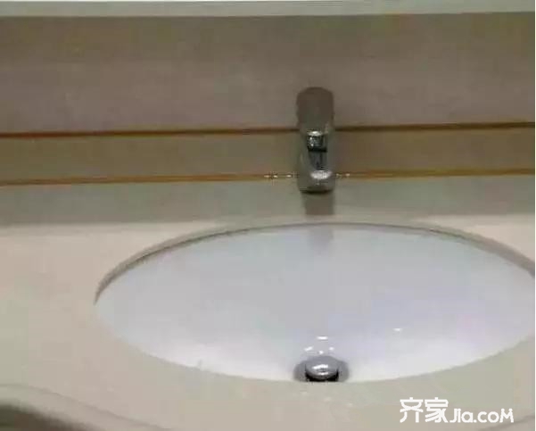 卫生间墙体渗水不砸瓷砖怎么修补,卫生间地面防水堵漏怎么操作