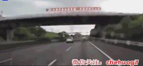 女孩过马路摔倒被车轧二次,女孩过马路被车撞到