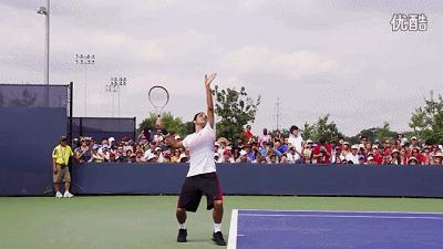 网球发球不流畅纠正办法,网球发球的纠正方法