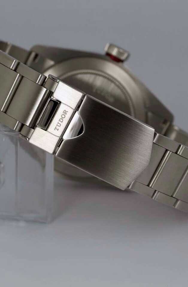 帝舵小黑花看着像劳力士 (帝舵小红花和劳力士logo)