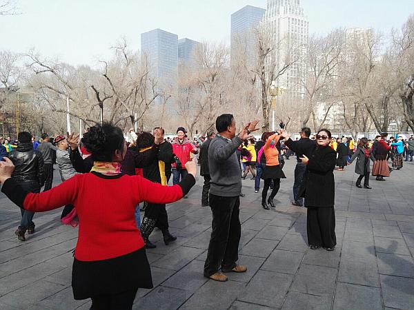 两位60岁老人去旅游,60后老俩口自驾穿越罗布泊无人区