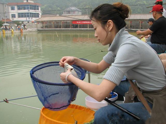 钓鱼草鱼技巧视频,钓二三斤草鱼最快的钓法